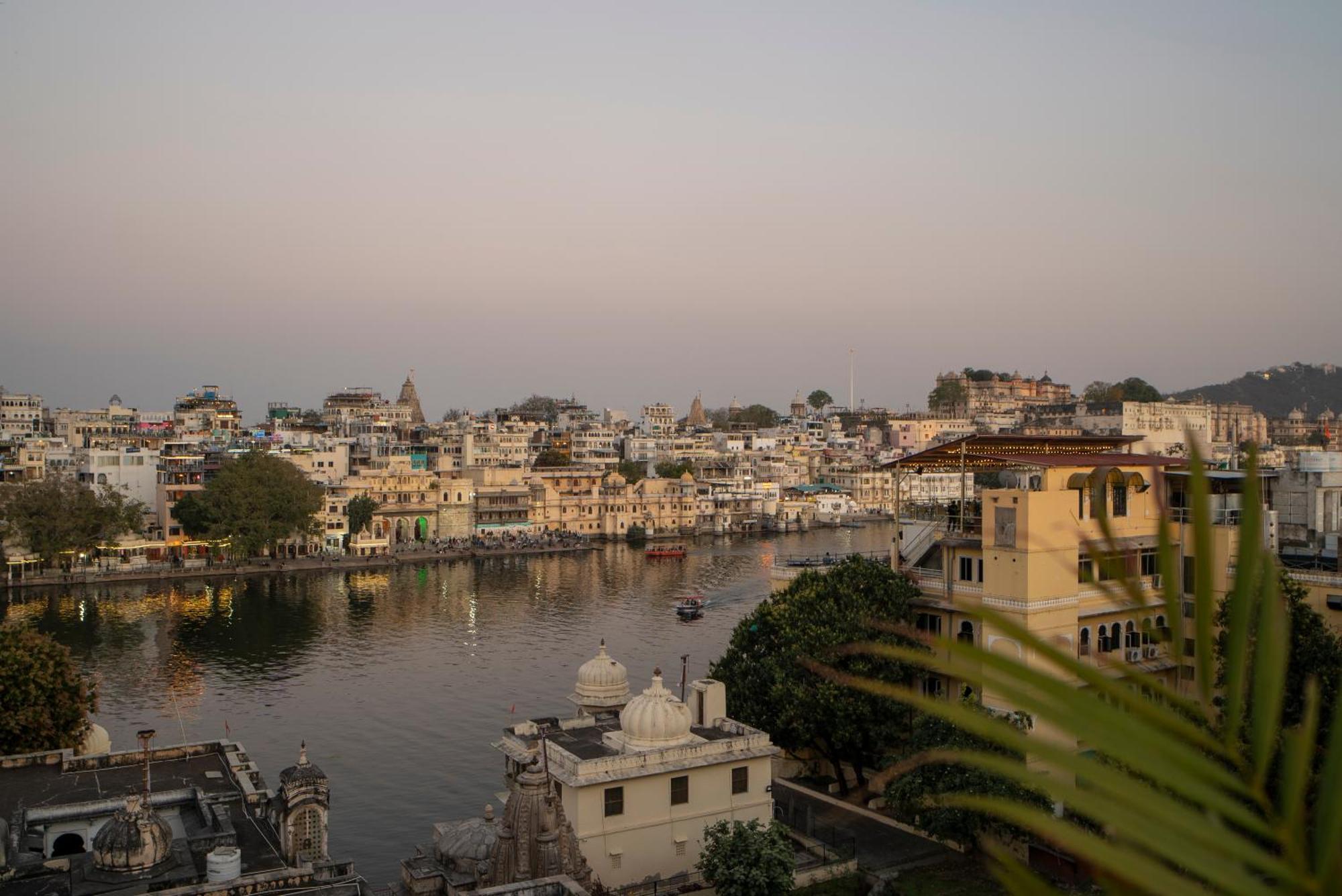 Dera Pichola- A Lake Facing Boutique Hotel Udaipur Esterno foto