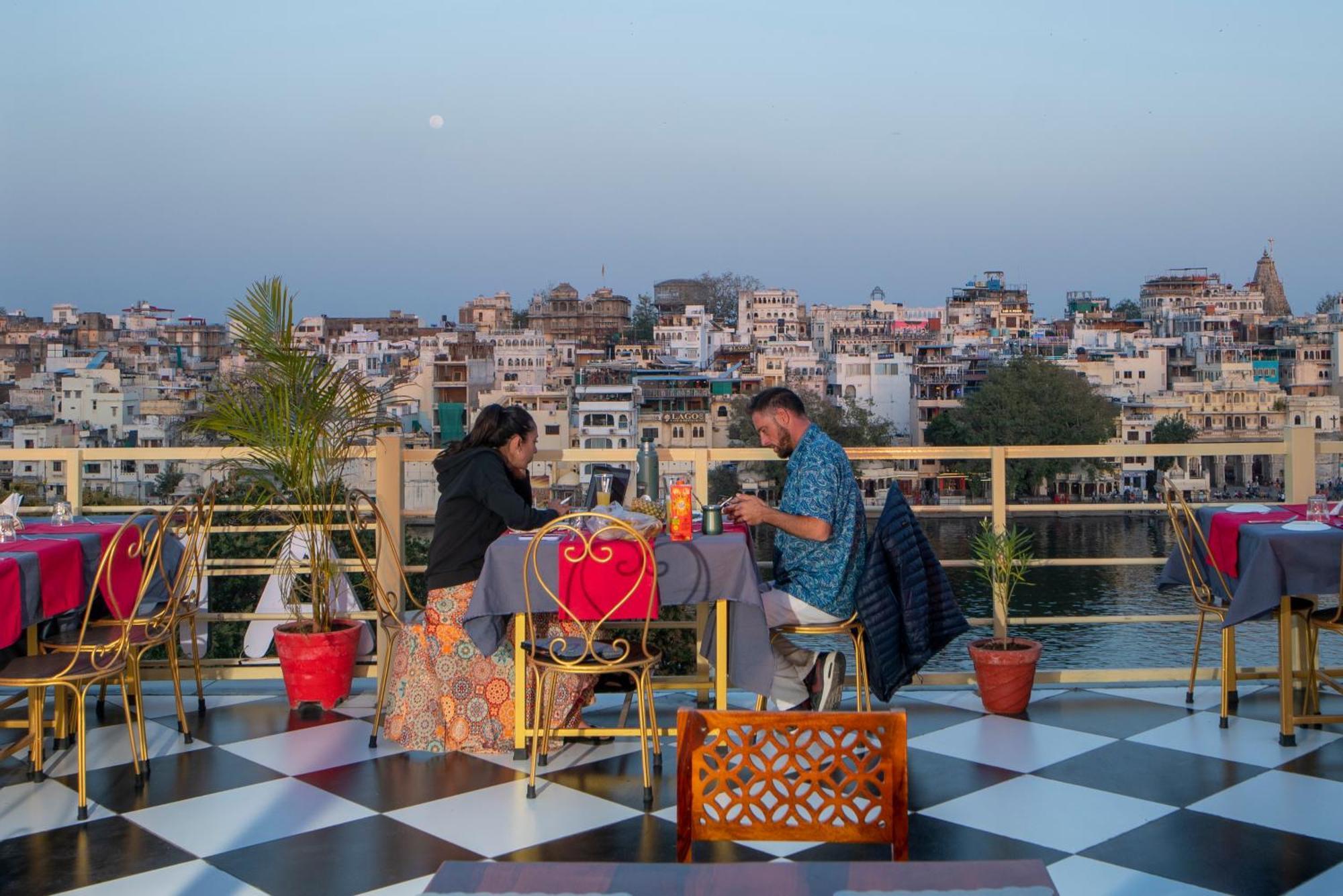 Dera Pichola- A Lake Facing Boutique Hotel Udaipur Esterno foto