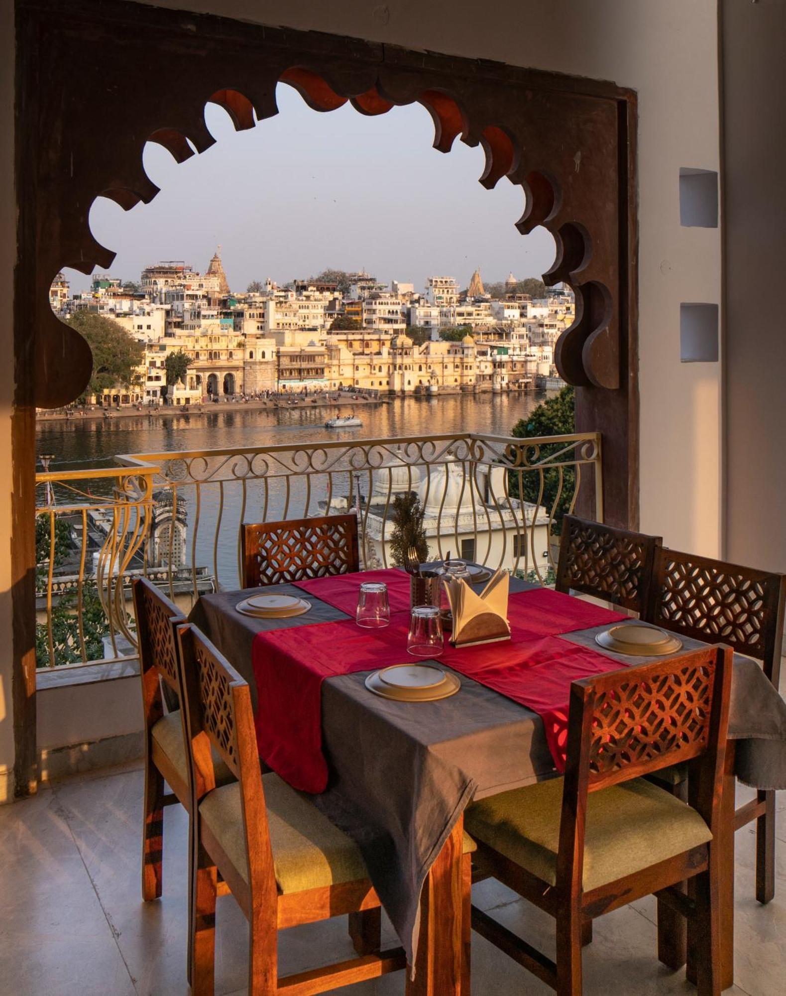 Dera Pichola- A Lake Facing Boutique Hotel Udaipur Esterno foto