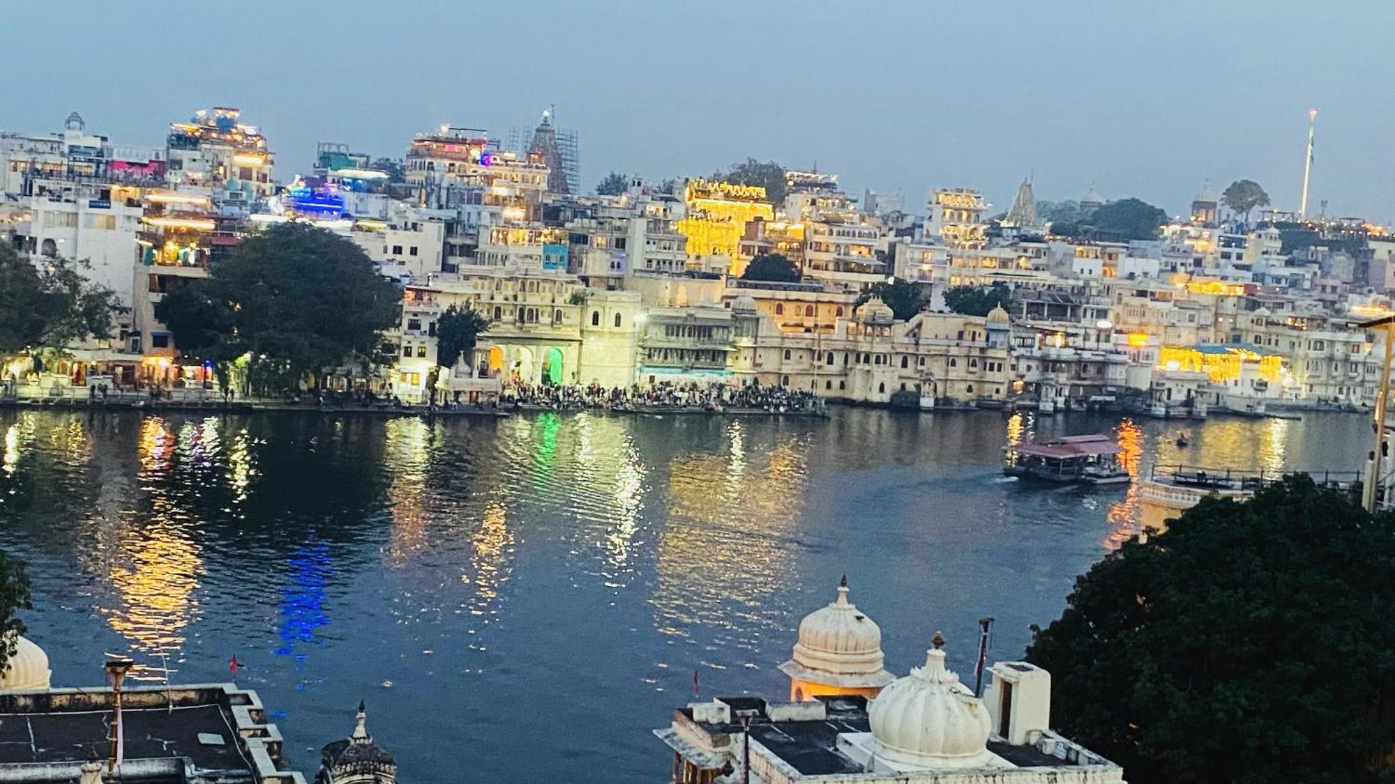 Dera Pichola- A Lake Facing Boutique Hotel Udaipur Esterno foto